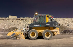 Alquiler de minicargador con barredora encajonada