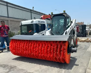 Alquiler de minicargador con barredora angular