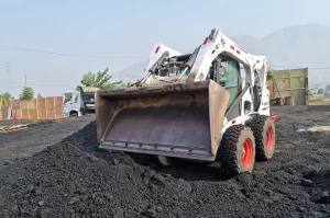 Alquiler de minicargador Bobcat S650